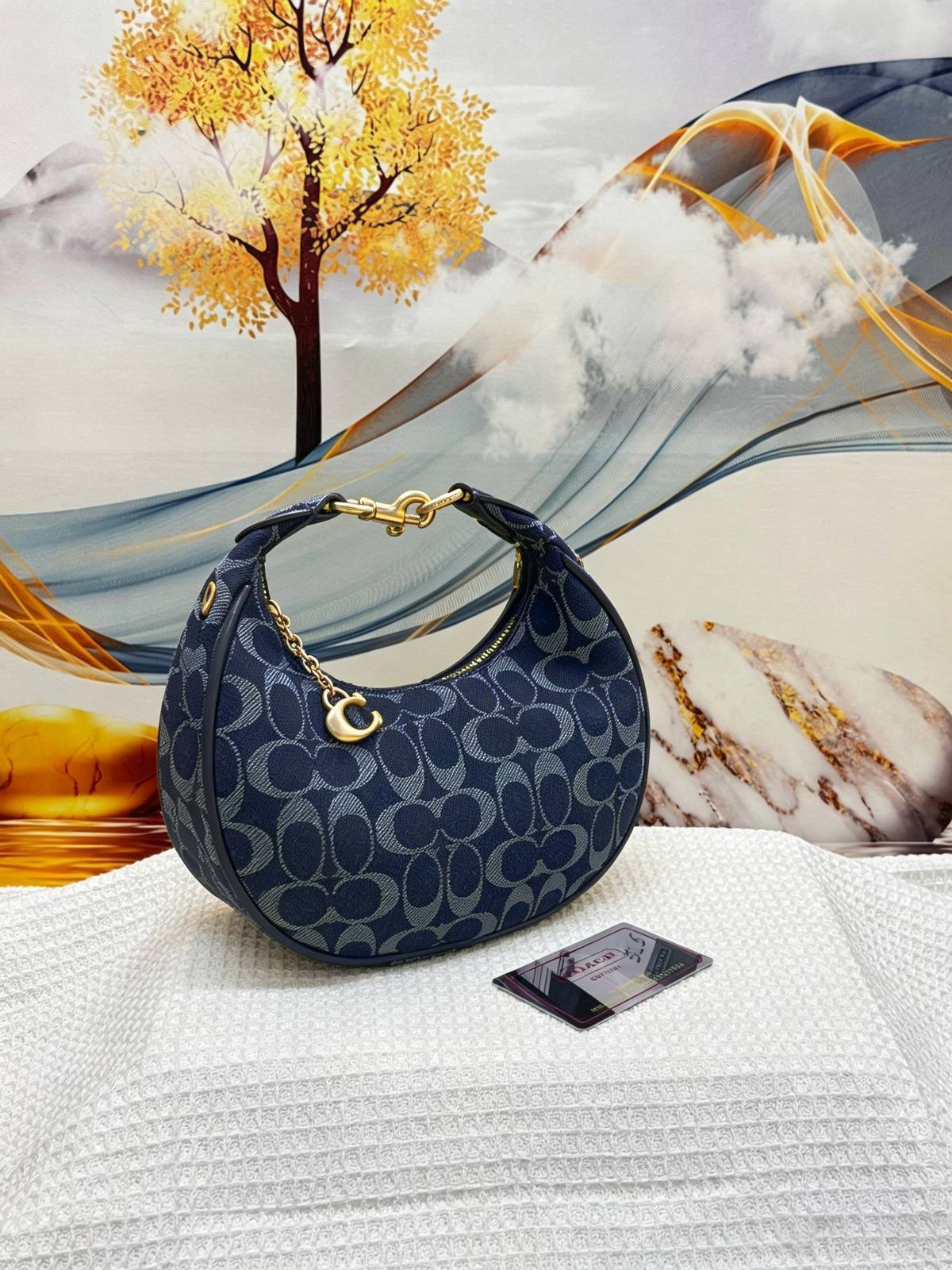 COACH

Best quality

 with box

125 dhs🇦🇪🇦🇪

size20CM

Zain290
♥️♥️♥️