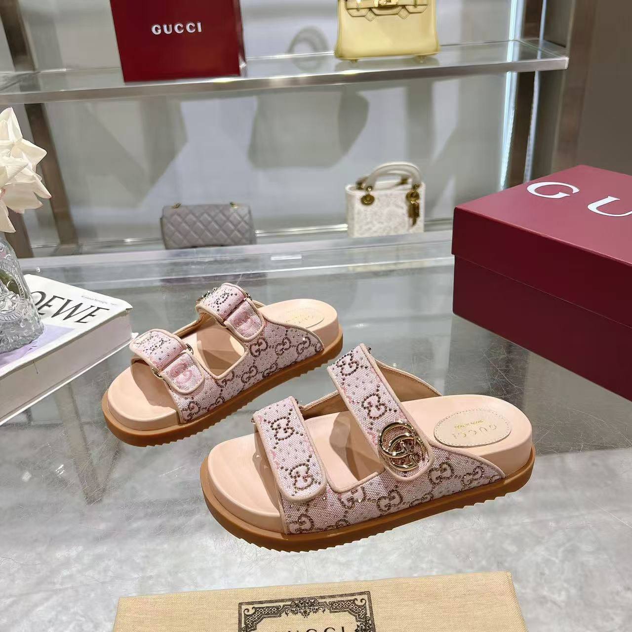 Gucci 🌸
*High quality*🌸
*size: 36 to 42*🌸
350 dhs✅

Zain119
♥️♥️♥️