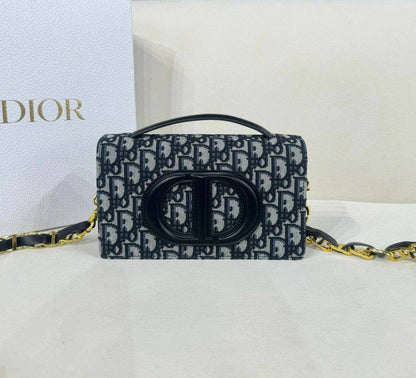 DIOR 
GOOD QUALITY 

WITH BOX 
🎁🎁🎁

95 dhs✅

Zain295
♥️♥️♥️