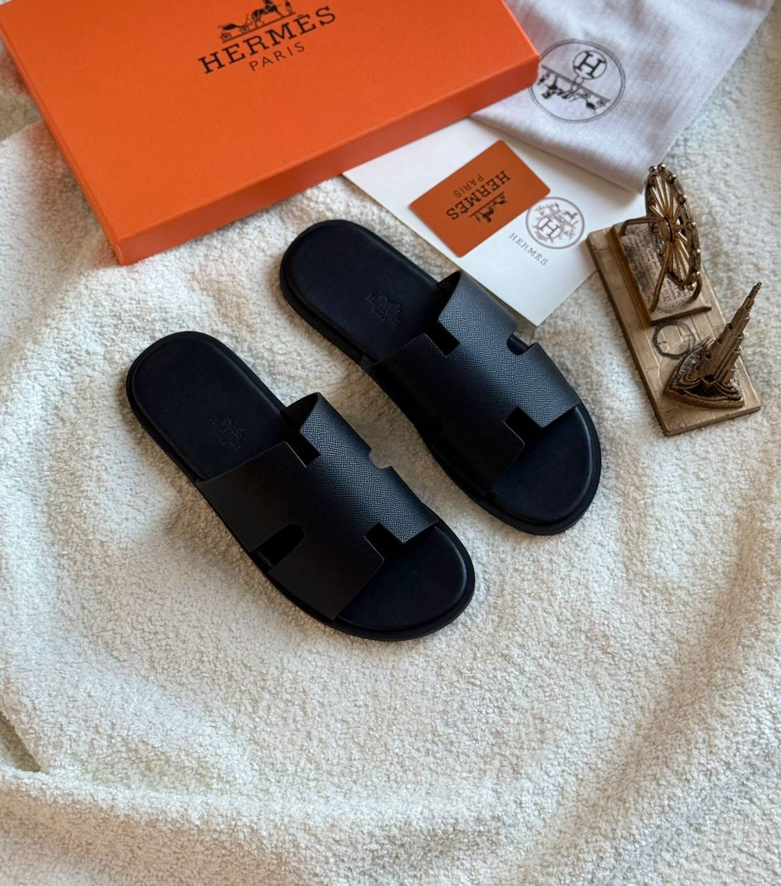 New. Hermes men slippers 

  Size  . 40.  to 45

100 dhs🪙🌨️

Zain80
♥️♥️♥️