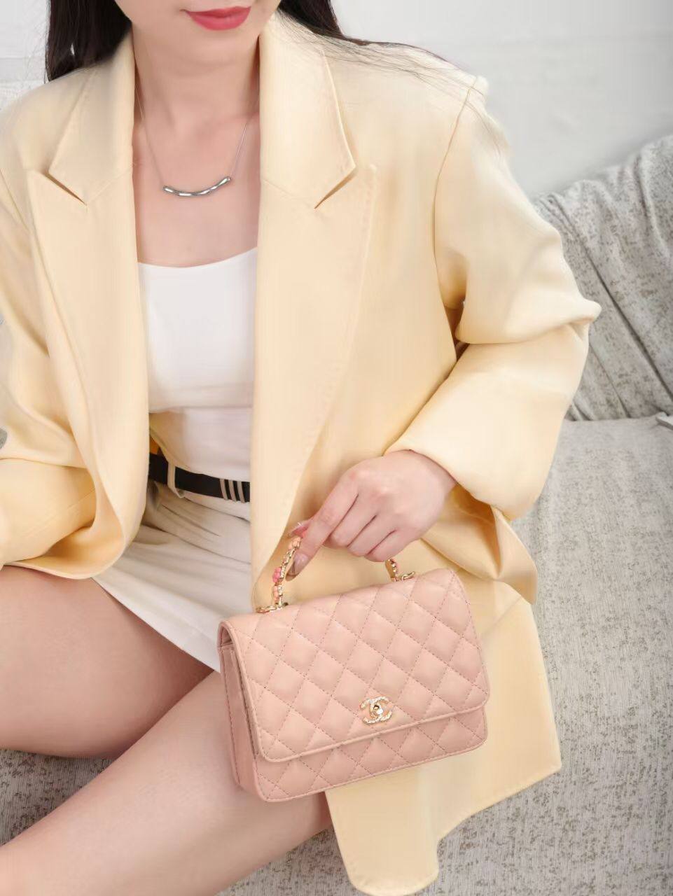 Chanel 
90 dhs✅
with box
size 20×5×14

Zain42
♥️♥️♥️
