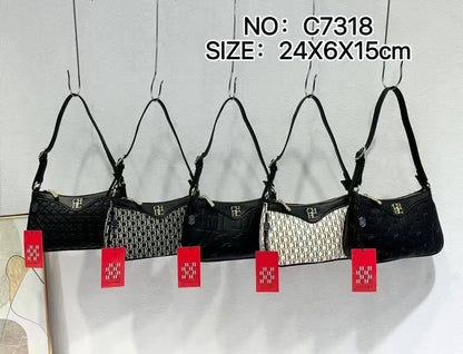 🌹 CHCH hobo
1️⃣ First quality +🎁
Size : 24 * 15 cm
80 dhs💓
with box 🎁

Zain115
♥️♥️♥️