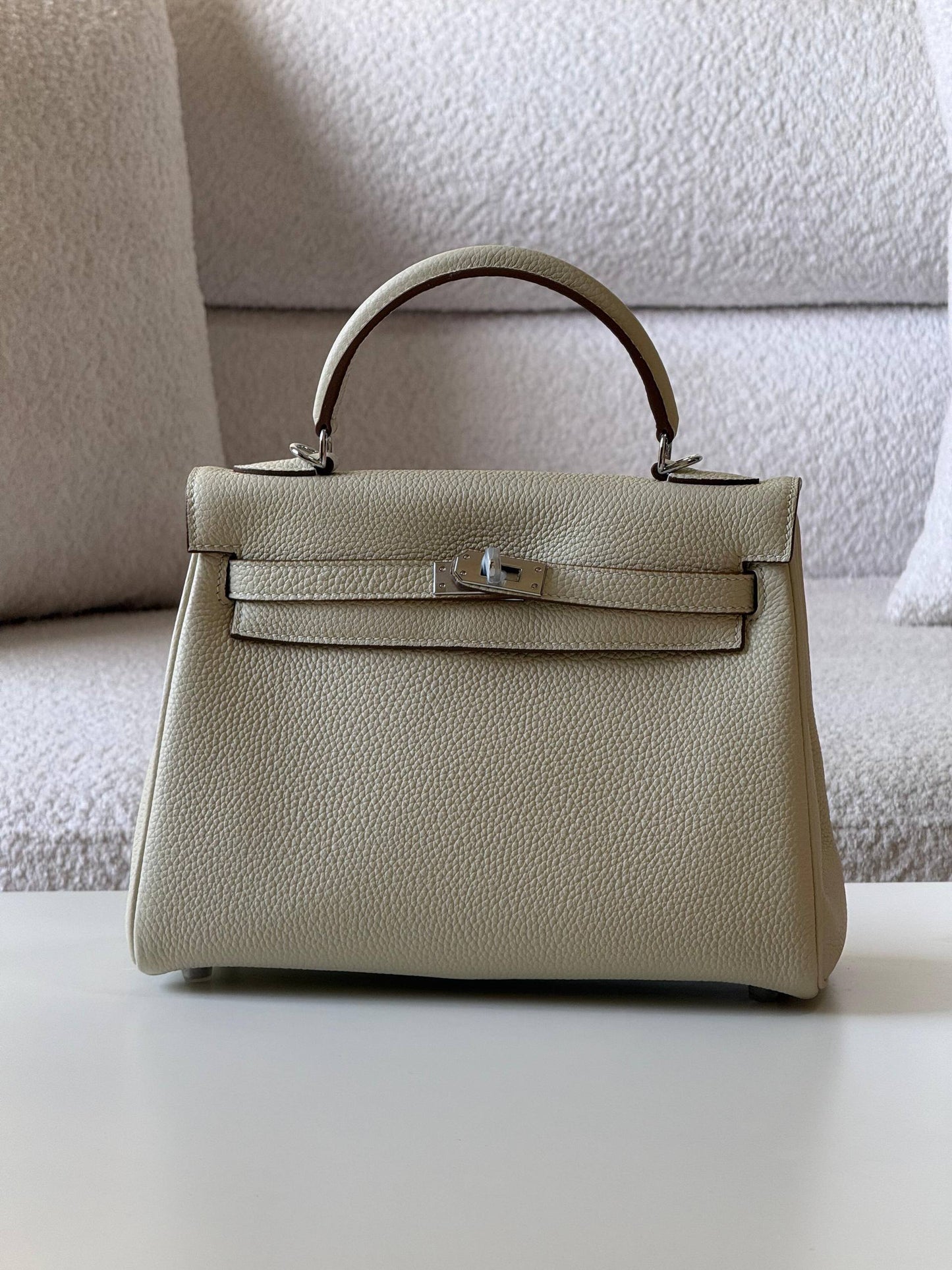 Hermes

kelly 25cm💕

master quality😍with box❤️
🎁🎁🎁

400 dhs❤️💚❤️

Zain52
♥️♥️♥️
