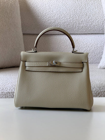 Hermes

kelly 25cm💕

master quality😍with box❤️
🎁🎁🎁

400 dhs❤️💚❤️

Zain52
♥️♥️♥️