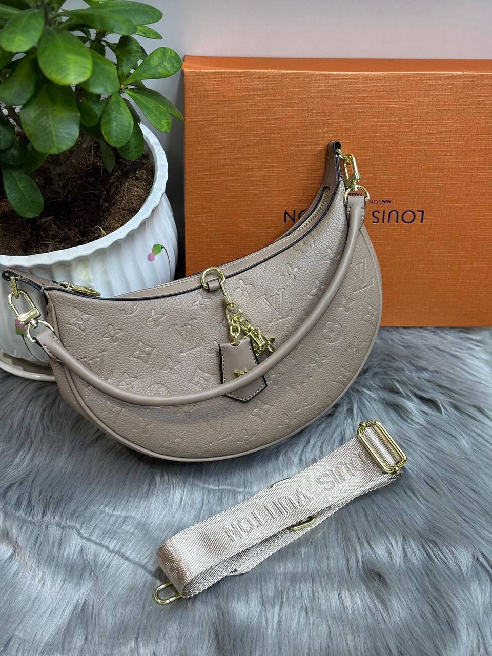 LV
SIZE  ………28CM👌

95 dhs🪙🌨️

with box
🎁🎁🎁

Zain244
♥️♥️♥️