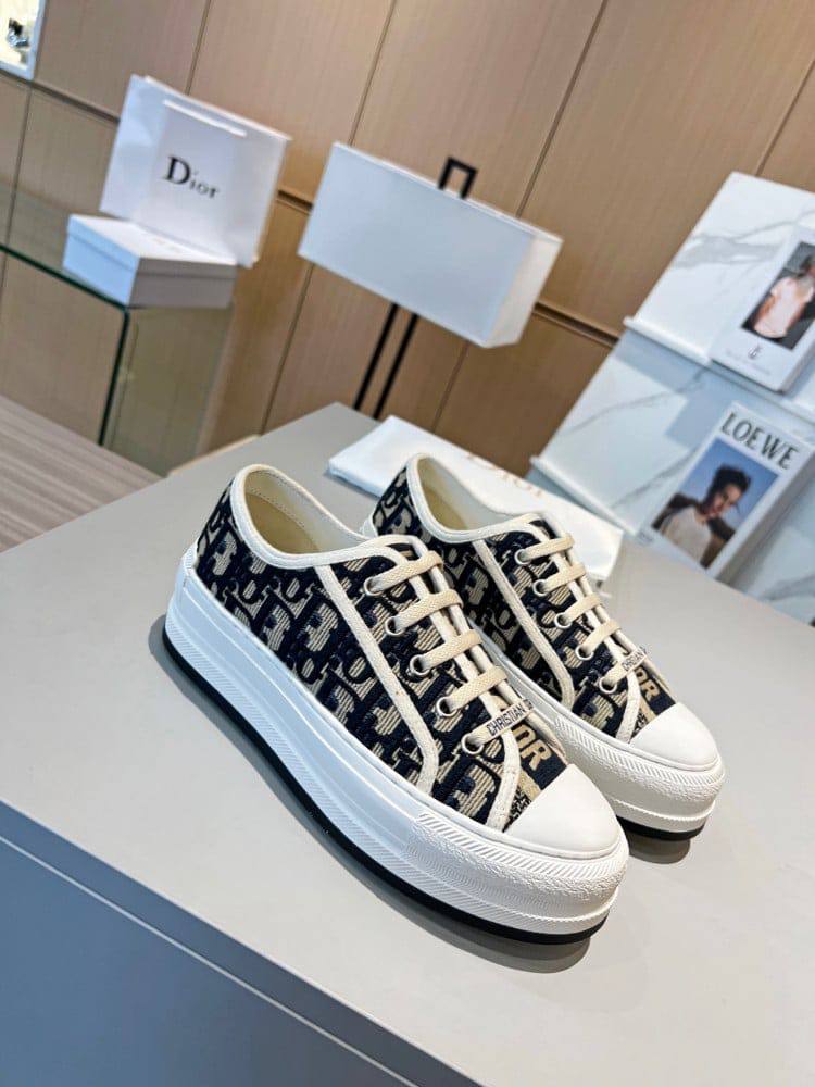 DIOR 
☘️ *SIZE  36  to 41 ☘️                                                                                                       
280 dhs❣️

Zain244
♥️♥️♥️