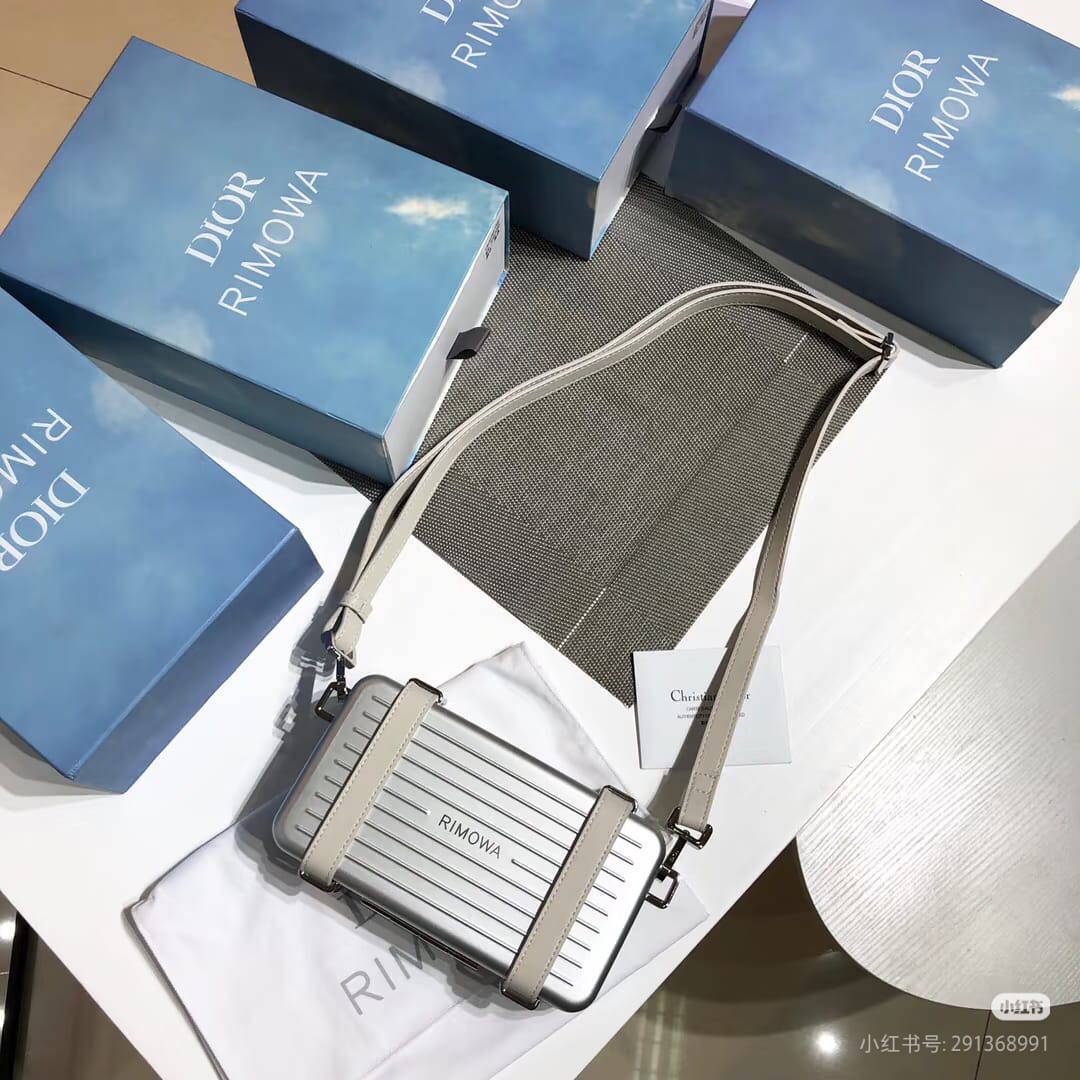 Rimowa
Master❣️❣️
270 dhs✅

Zain10
♥️♥️♥️