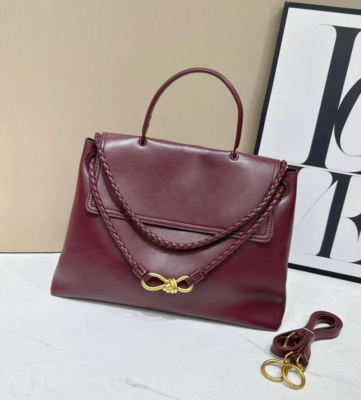 BOTTEGA 
 HIGH QUALITY
100 dhs💓
SIZE: 35cm

Zain17
♥️♥️♥️