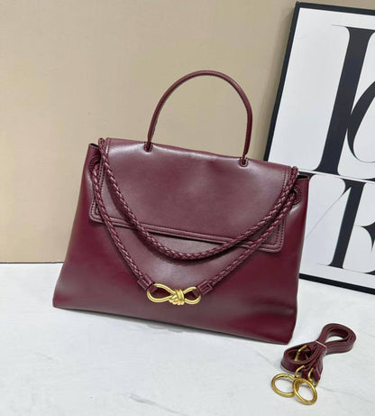 BOTTEGA 
 HIGH QUALITY
100 dhs💓
SIZE: 35cm

Zain17
♥️♥️♥️