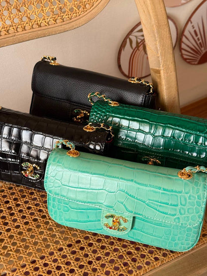 New Collection✨✨✨
CHANEL
20cm
350 dhs🇦🇪🇦🇪
*MASTER QUALITY*
With box😍

Zain167
♥️♥️♥️