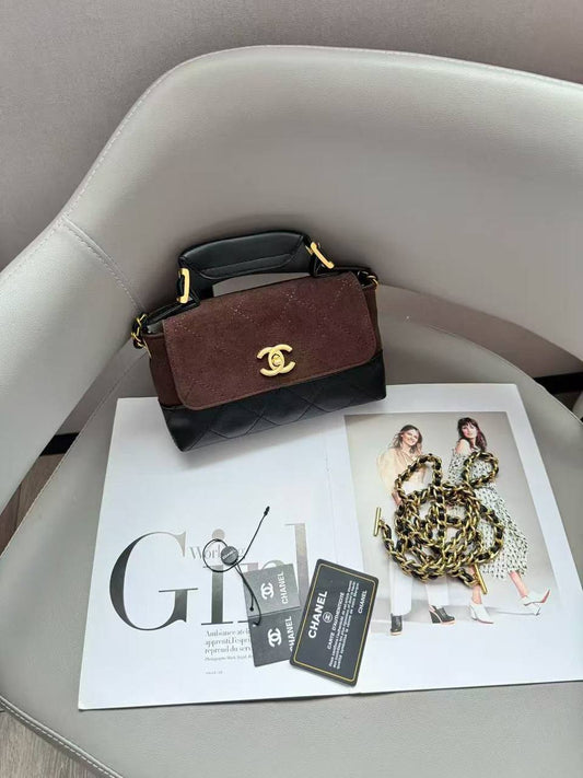 Chanel 
Best quality 

with box’s 
🎁🎁🎁

100 dhs✅

size 20 cm

Zain290
♥️♥️♥️