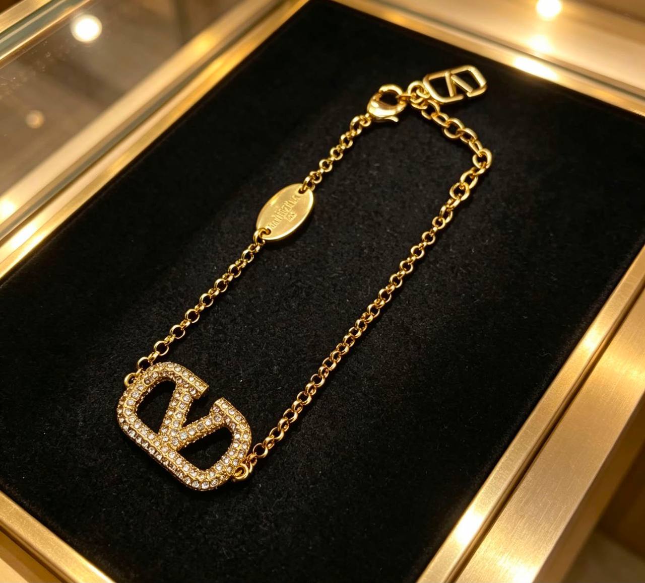 VALENTINO
Necklace & Bracelet 
*MASTER*🍁
With normal box 🎁
100 dhs🇦🇪🇦🇪

With master box🎁
120 dhs🇦🇪🇦🇪

Zain263
♥️♥️♥️