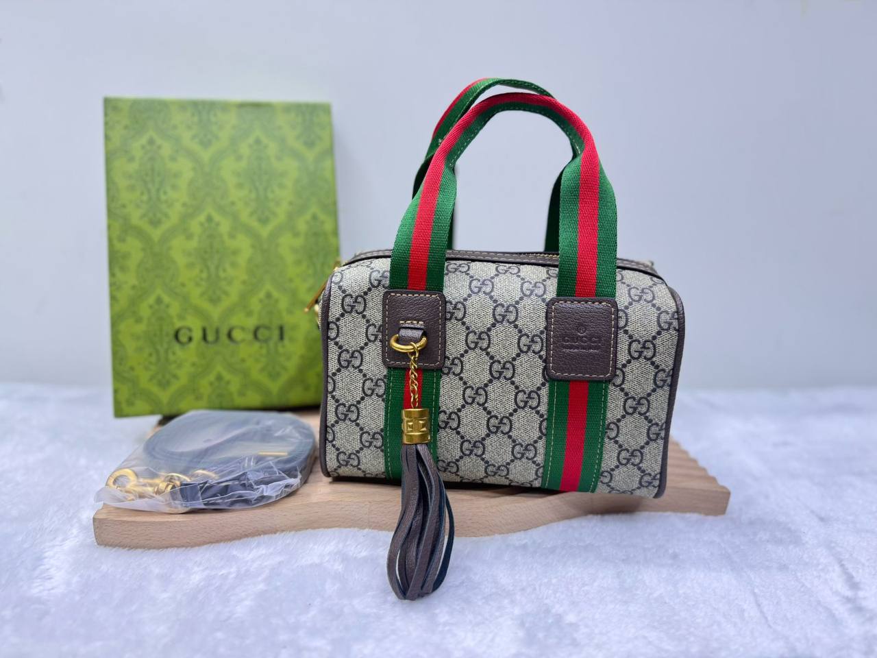 Gucci  

with box  
🎁🎁🎁

size:20×13cm  
110 dhs💓

Zain114
♥️♥️♥️