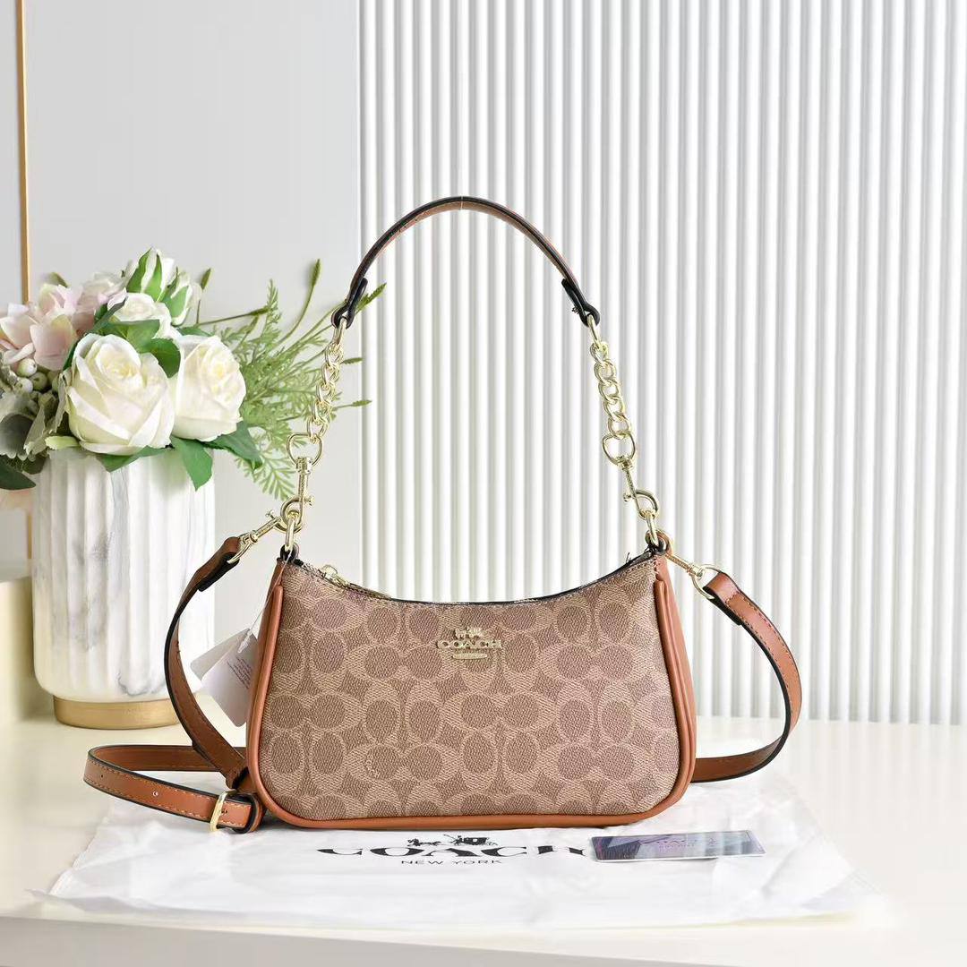 Coach
80 dhs✅
size 24×7×14cm

Zain42
♥️♥️♥️