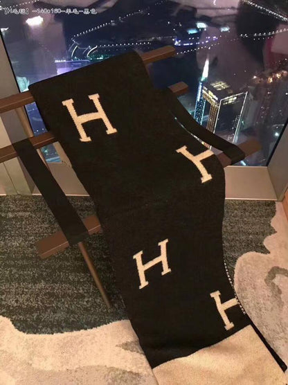 New collection 
Master 
Throw blanket in Merinos wool and cashmere (90%
rinos wool, 10% cashmere)
Size 135*170
👉🏽Blanket 
150 dhs✅

👉🏽Pillows with feeling
90 dhs✅

Zain99
♥️♥️♥️
