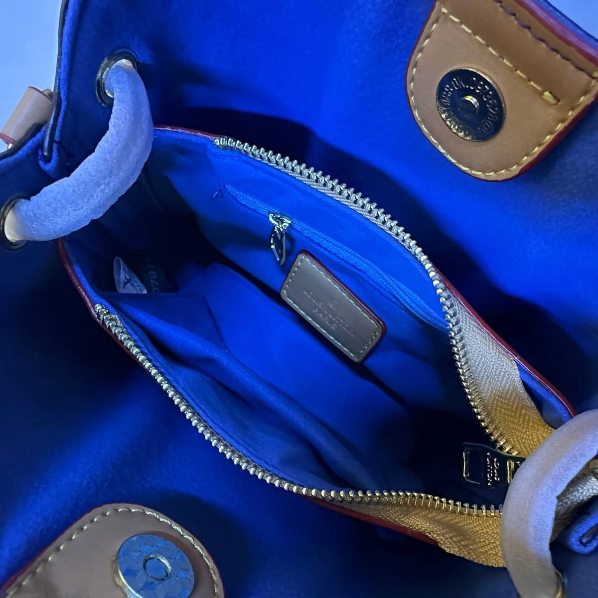 LV

COPY ONE 
NEW CAME 

WITH BOX 
155 dhs🇦🇪🇦🇪

Zain39
♥️♥️♥️