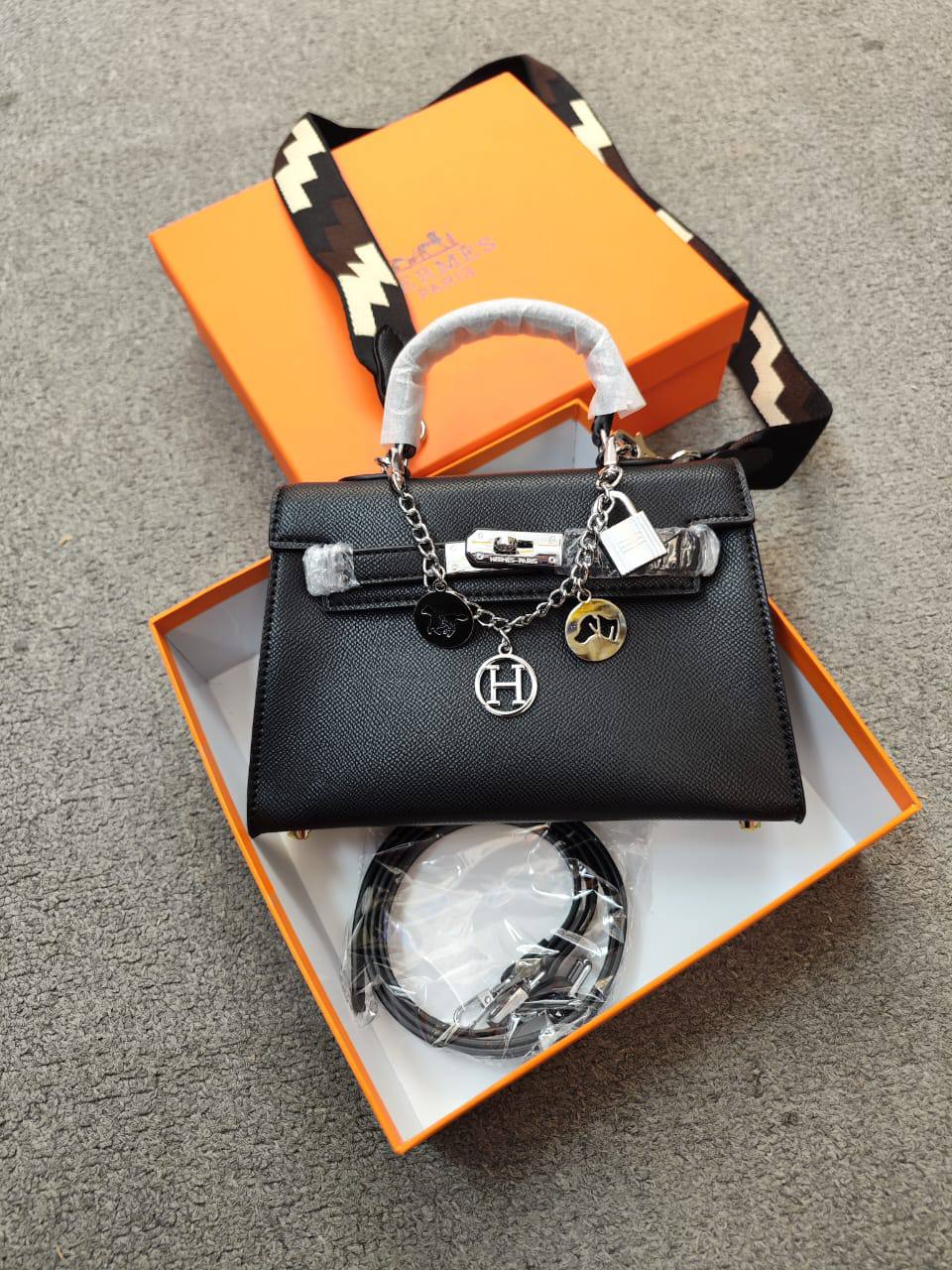 Hermes
95 dhs✅ 
high quality 
With box22cm

Zain26
♥️♥️♥️