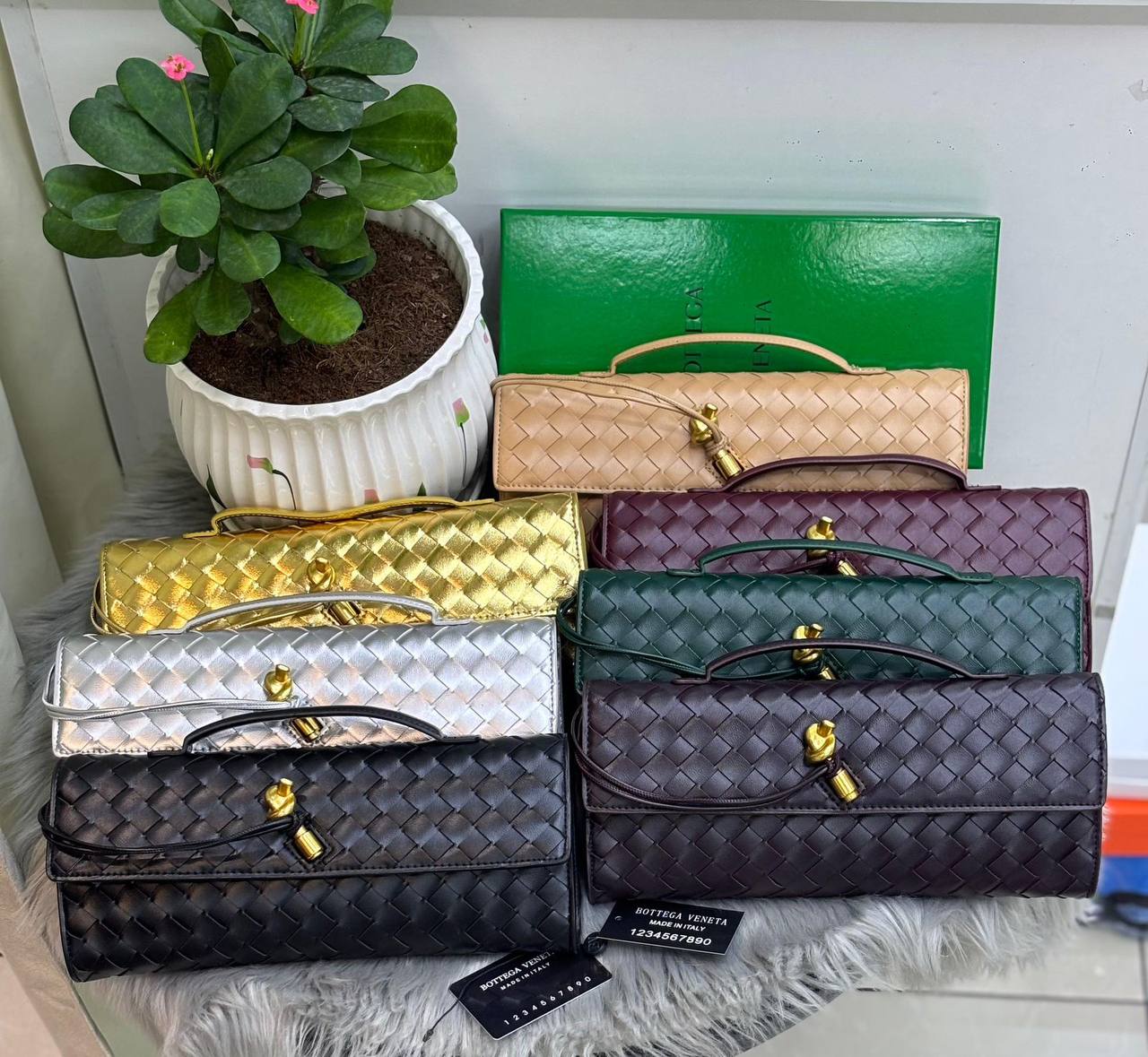 BOTTEGA
SIZE  ……… 31CM 🥰
95 dhs🇦🇪
With BOX🌷

Zain44
♥️♥️♥️