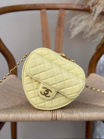 CHANEL
19cm
340 dhs🇦🇪🇦🇪
Top quality 
With box🎁

Zain167
♥️♥️♥️