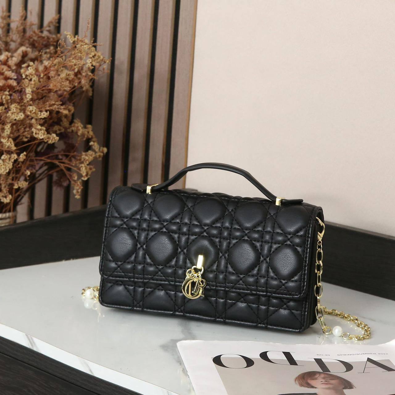 Dior

110 dhs🪙💕

with box 🗃️

Zain269
♥️♥️♥️