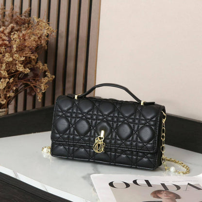 Dior

110 dhs🪙💕

with box 🗃️

Zain269
♥️♥️♥️