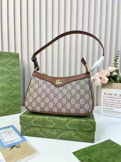 Gucci

90 dhs✅

Good  quality

Size: 25cm

with box
🎁🎁🎁

Zain74
♥️♥️♥️