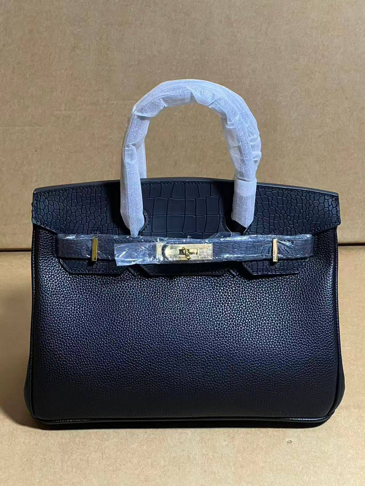 Hermes
 size 30 cm 
120 dhs❣️

Zain278
♥️♥️♥️