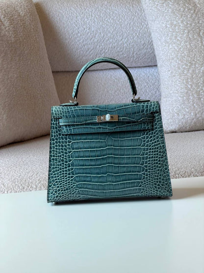 Hermes
kelly croc 25cm💥Master quality ✅with box📦
650 dhs✅

Zain52
♥️♥️♥️