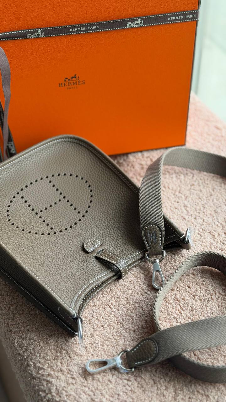 HERMES 🧡
MINI EVELYNE 16 cm
*with original packing*🎁
*HANDMADE*
For Price 👇 WTSP Text Zain 0568585901

Zain280
♥️♥️♥️