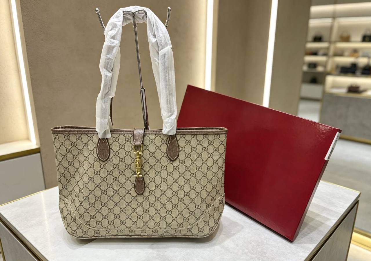 Gucci 
110 dhs🇦🇪🇦🇪
With box

Zain07
♥️♥️♥️