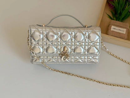 Dior

260 dhs🇦🇪🇦🇪

Zain134
♥️♥️♥️