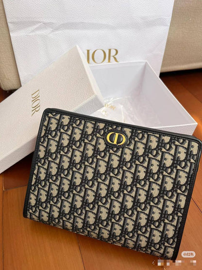 Dior / Ysl  clutch
size : 29 *16 cm
60 dhs🪙💕
With box 🎁

Zain115
♥️♥️♥️