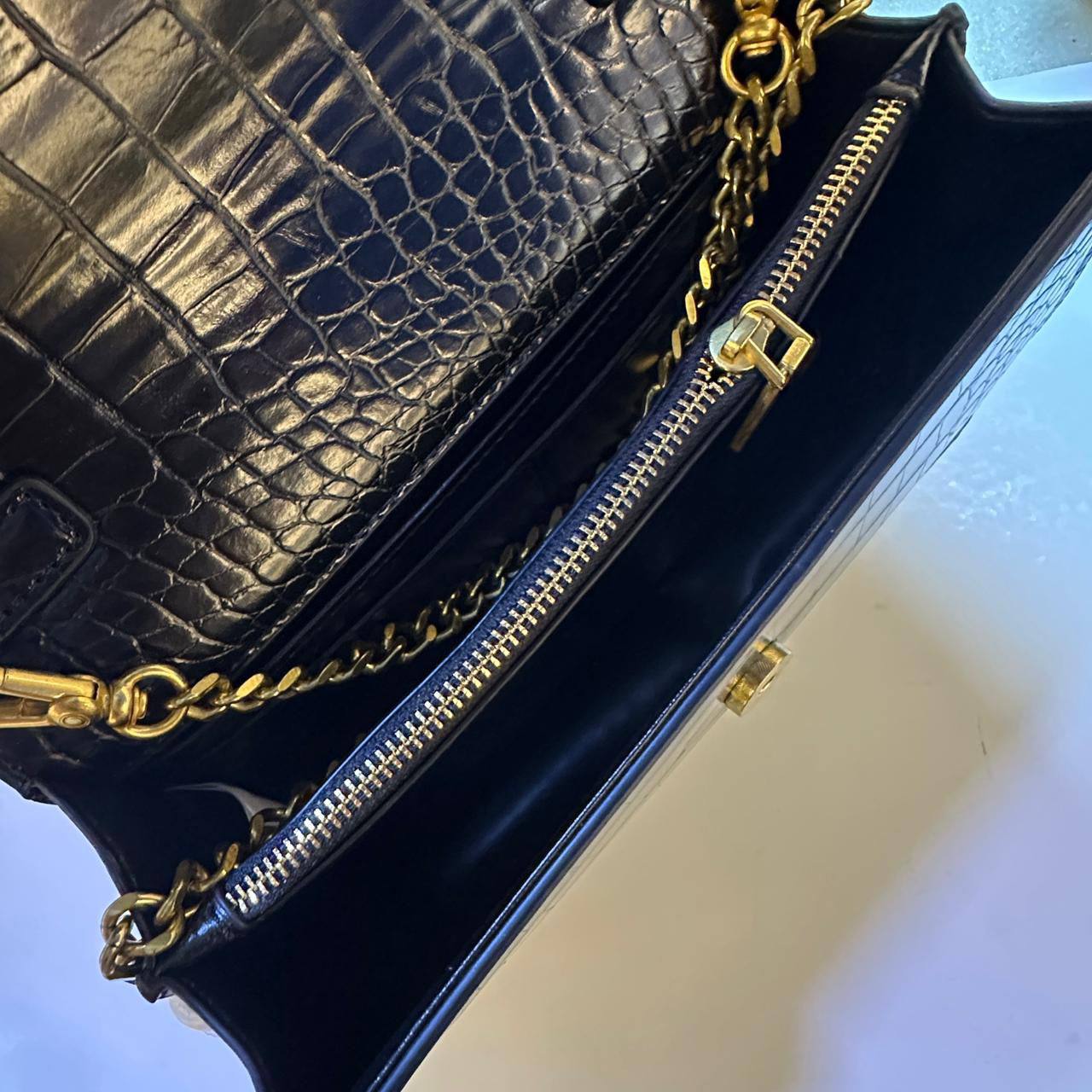 VALENTINO 

NEW CANE GOOD QUALITY 

SMALL SIZE 

WITH BOX 
🎁🎁🎁

110 dhs✅

Zain39
♥️♥️♥️