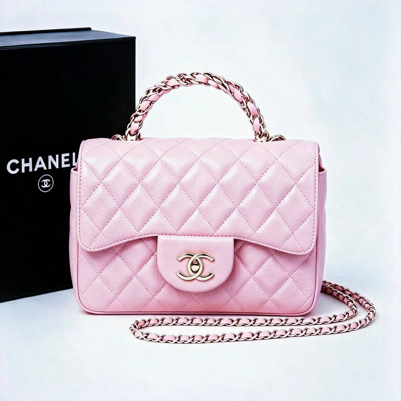 CHANEL 
GOOD QUALITY WITH BOX 
100 dhs🇦🇪🇦🇪
Size:20cm

Zain295
♥️♥️♥️