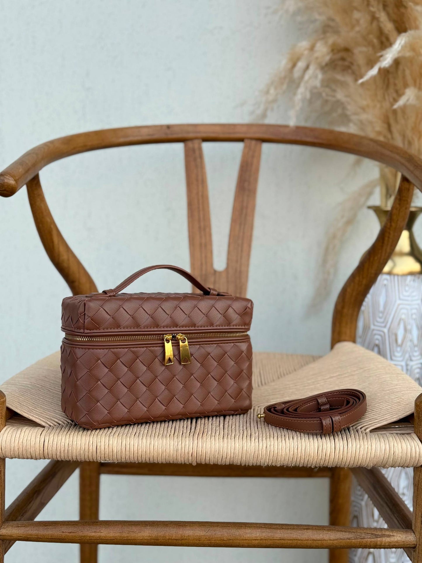 BOTTEGA VENETA
20cm
320 dhs🇦🇪🇦🇪
Top quality 
With box🎁

Zain167
♥️♥️♥️