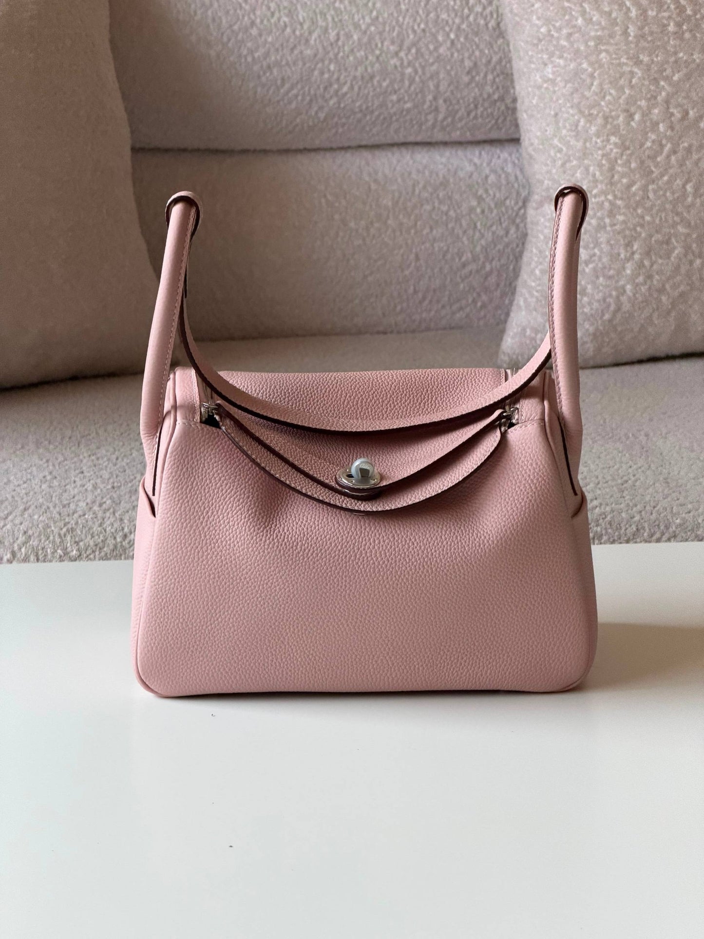 Hermes Lindy 26cm💕master quality😍with box❤️
390 dhs🇦🇪🇦🇪

Zain52
♥️♥️♥️