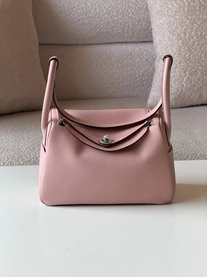 Hermes Lindy 26cm💕master quality😍with box❤️
390 dhs🇦🇪🇦🇪

Zain52
♥️♥️♥️