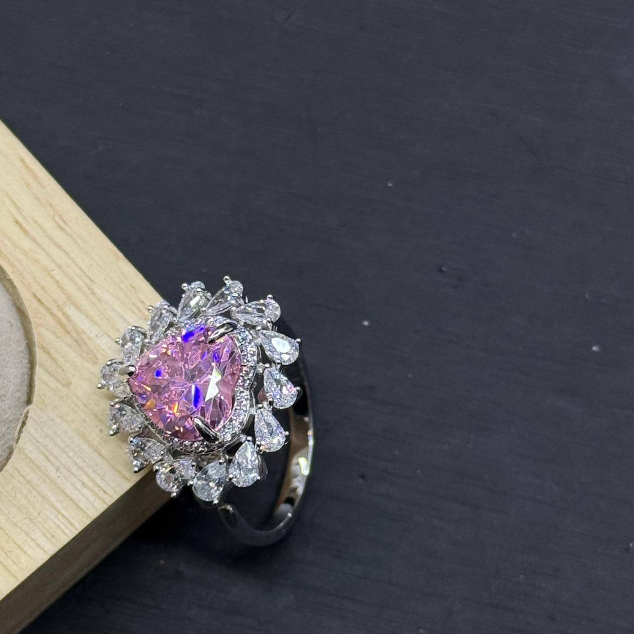 Fashion quality ❤️‍🔥*
Ring 💍 
Free size 
With black boxes 🗃️ 
30 dhs🪙💚

Zain216
♥️♥️♥️