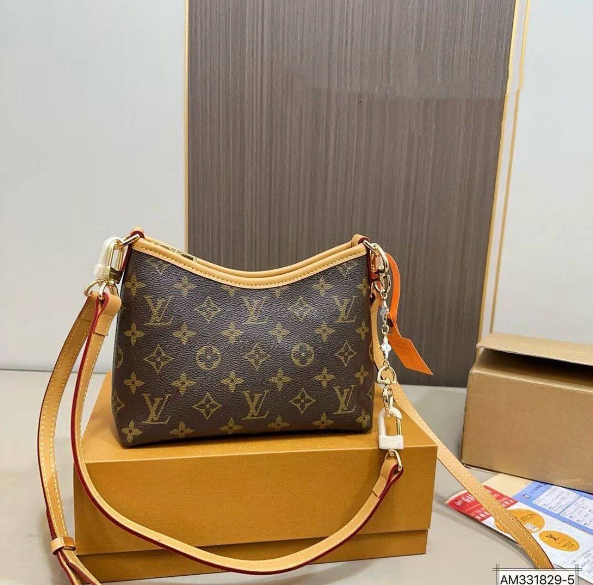 LV

Small 
90 dhs🪙🌨️
size 21×8×17cm

Big
95 dhs🪙🌨️
size 30×10×25cm
with box
🎁🎁🎁

Zain23
♥️♥️♥️