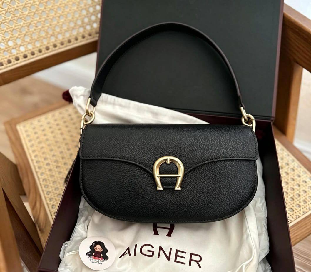 Aigner
100 dhs✅
with box
21.5/7/12

Zain07
♥️♥️♥️
