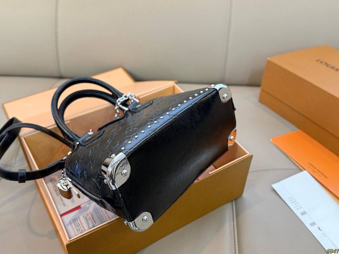 LV L001
COPY ONE NEW CAME 

WITH BOX 
🎁🎁🎁

180 dhs✅

Zain39
♥️♥️♥️