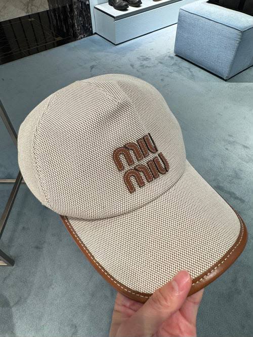MIU MIU
CAPS

240 dhs🇦🇪

Zain328
♥️♥️♥️