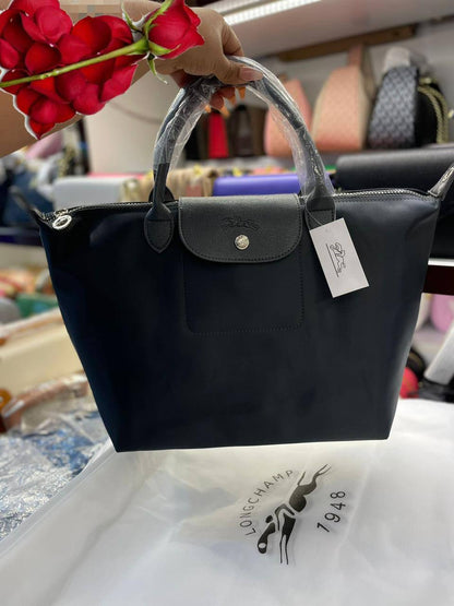 LongChamp 
Hight Quality 
Size: 44*28cm
75 dhs✅

Zain115
♥️♥️♥️