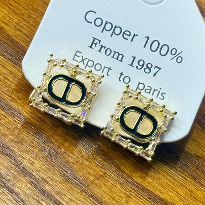 Earring ❤️‍🔥*
good quality 💯
With black boxes 🗃️ 
20 dhs❣️
With normal boxes 📦 
30 dhs❣️

Zain216
♥️♥️♥️