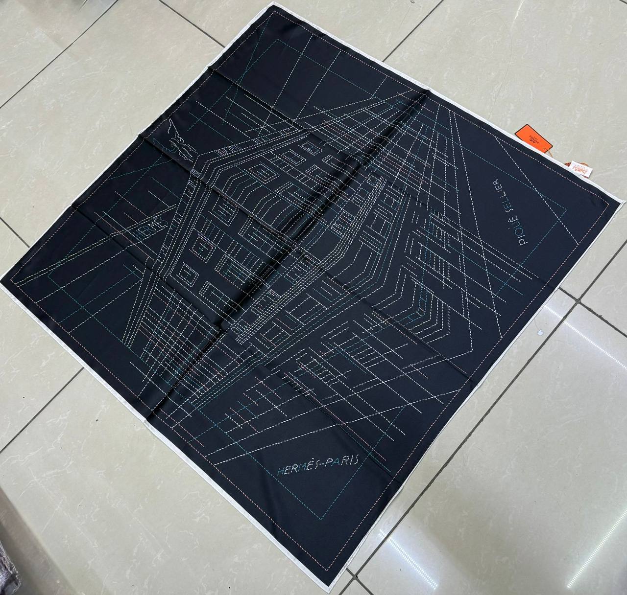 Silk square scarf 
40 dhs🪙💚

Zain93
♥️♥️♥️