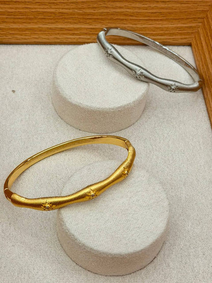 Bangle ❤️‍🔥*
good quality 💯
With black boxes 🗃️ 
20 dhs💓
With normal boxes 📦 
And paper bag🛍️
30 dhs💓

Zain216
♥️♥️♥️