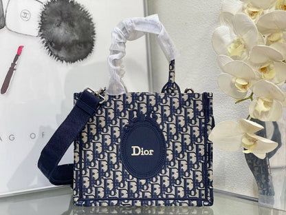 Dior Tote Bag 🙋🏻‍♀️
Master✅✅
36cm💕 320 dhs🇦🇪🇦🇪
41cm💕 330 dhs🇦🇪🇦🇪

Zain297
♥️♥️♥️