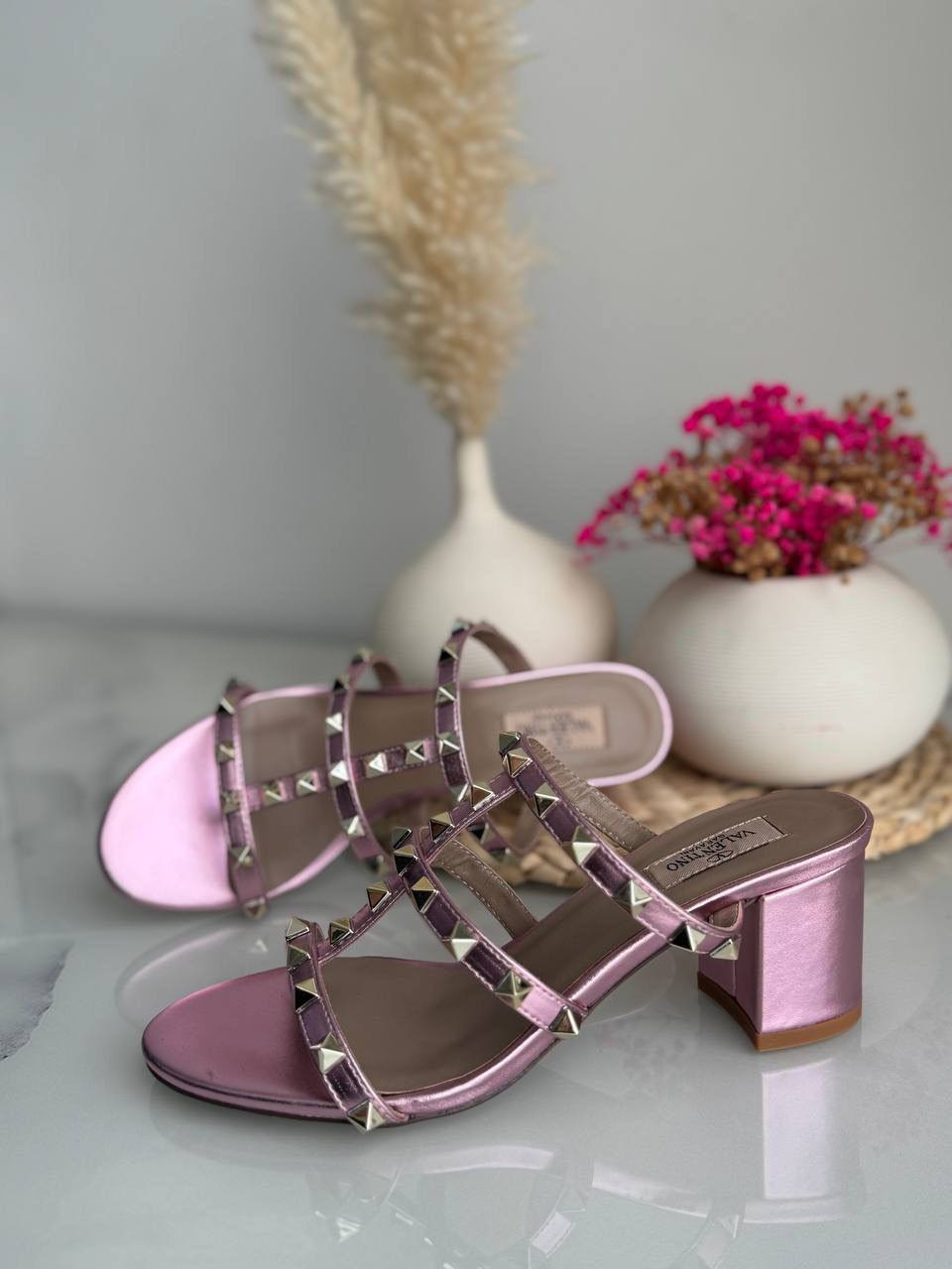 VALENTINO
*Vip quality*
*Size 36 to 41*
400 dhs✅

Zain113
♥️♥️♥️