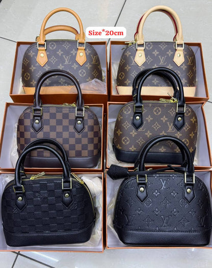 LV
Good quality 
Size 20cm
110 dhs✅
With box 

Zain70
♥️♥️♥️