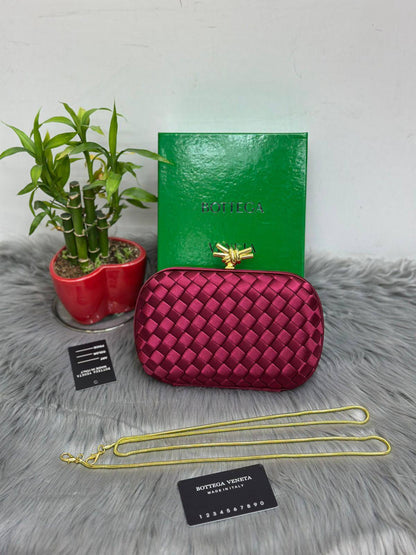 BOTTEGA
SIZE  ………20CM 🥰

105 dhs🗽

with Box🌷
🎁🎁🎁

Zain51
♥️♥️♥️